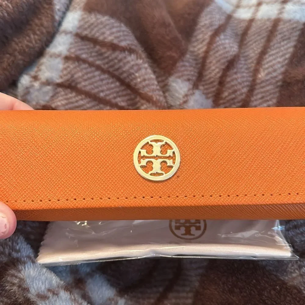 NWOT Tory Burch Eyeglasses Case with Cleaning Cloth